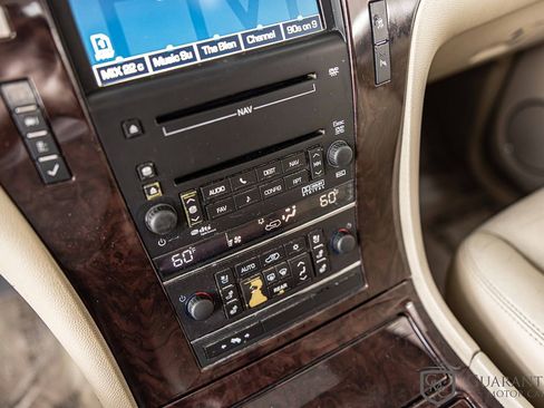 Used 2010 Cadillac Escalade 2WD Hybrid image 31