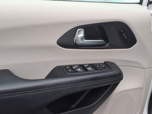 Certified 2020 Chrysler Pacifica Limited image 9