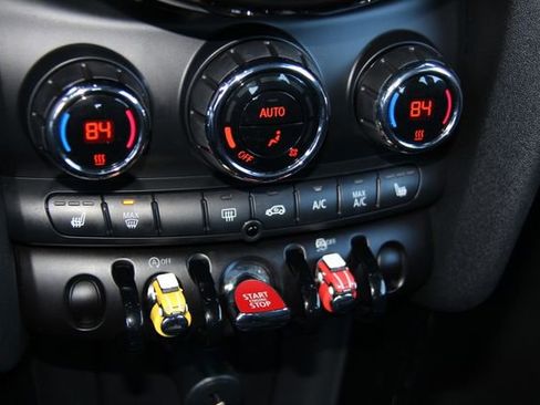 Used 2022 MINI Cooper 2-Door Hardtop w/ Premium Package image 27