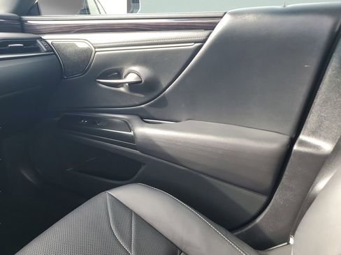 Used 2019 Lexus ES 300h Ultra Luxury w/ Accessory Package 2 image 16