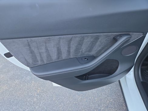 Used 2023 Tesla Model Y AWD image 22
