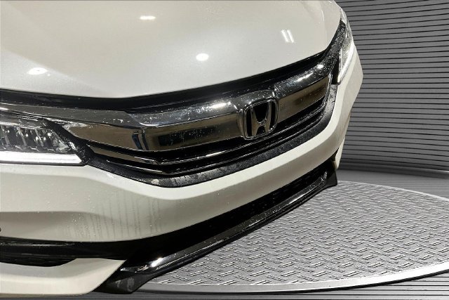 Used 2017 Honda Accord Touring image 32