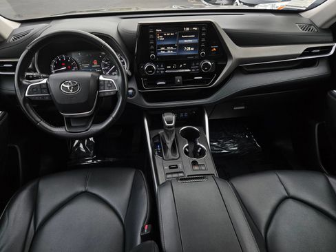 Used 2022 Toyota Highlander XLE AWD/4WD image 13