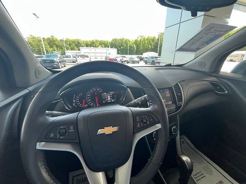 Used 2022 Chevrolet Trax LT w/ LT Convenience Package AWD/4WD image 19