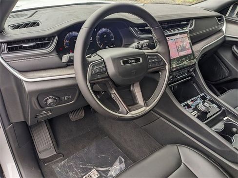 New 2025 Jeep Grand Cherokee Limited w/ Black Appearance Package image 8