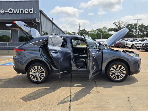 Used 2023 Toyota Venza XLE AWD/4WD image 12