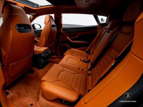 Used 2025 Lamborghini Urus SE AWD/4WD image 48