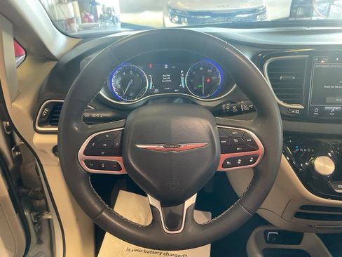 Used 2024 Chrysler Pacifica Touring-L FWD image 25