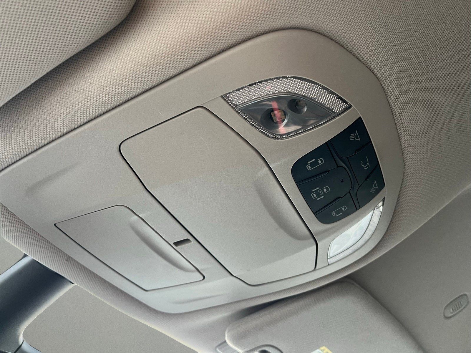 Used 2023 Chrysler Voyager LX FWD image 23