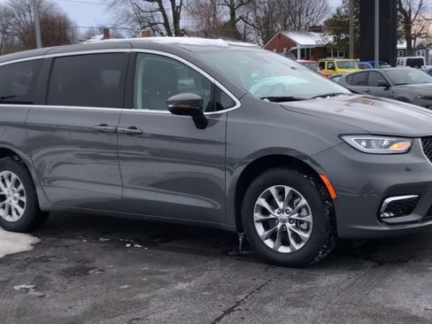 Used 2023 Chrysler Pacifica Touring-L image 2