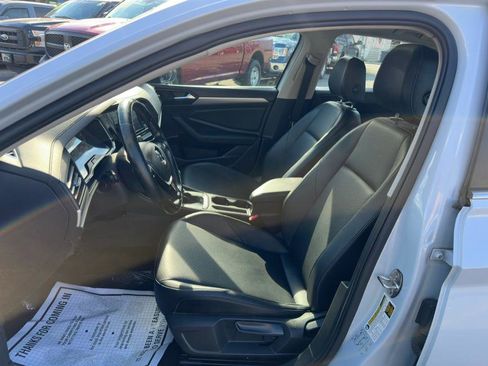 Used 2019 Volkswagen Jetta SE w/ Cold Weather Package FWD image 11
