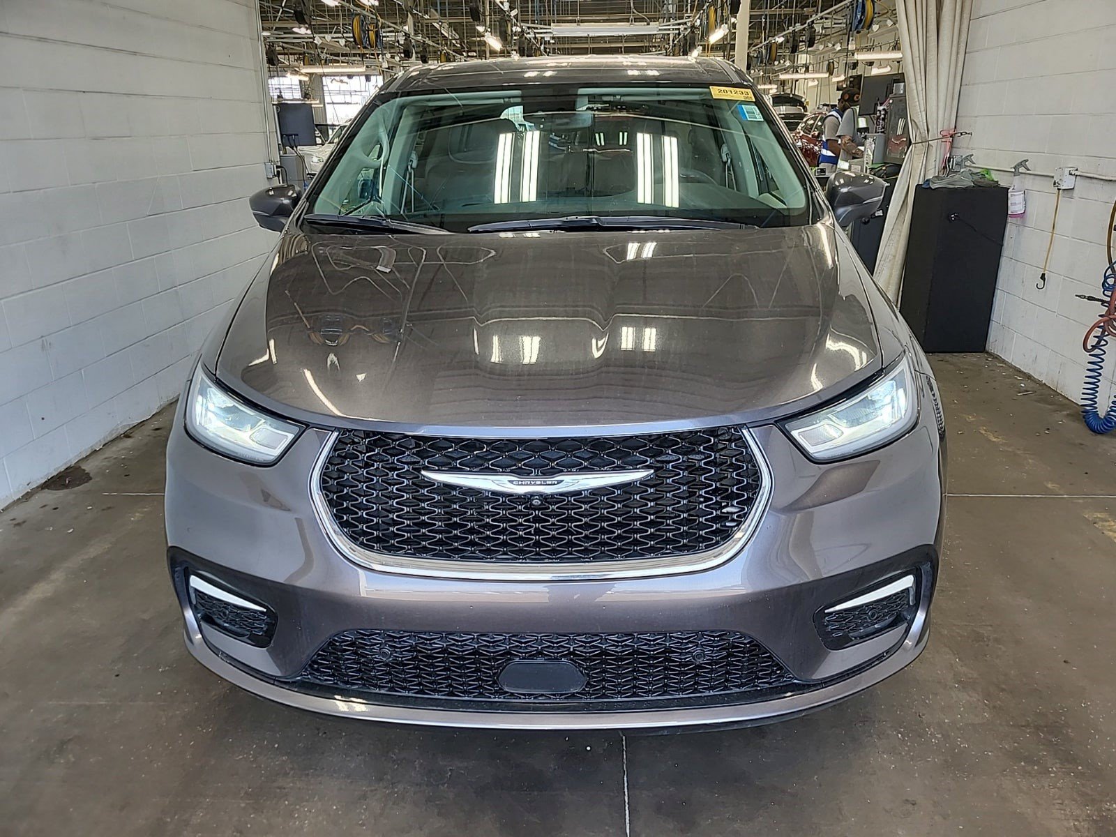 Used 2023 Chrysler Pacifica Touring-L w/ Uconnect Theater Family Group AWD/4WD image 3