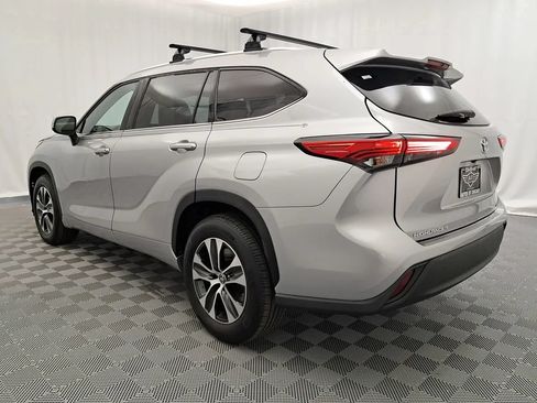 Used 2021 Toyota Highlander XLE FWD image 4