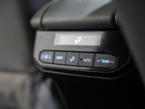 Used 2022 Toyota Highlander LE AWD/4WD image 34