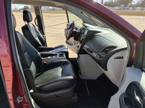 Used 2014 Chrysler Town & Country Touring-L w/ Driver Convenience Group image 14