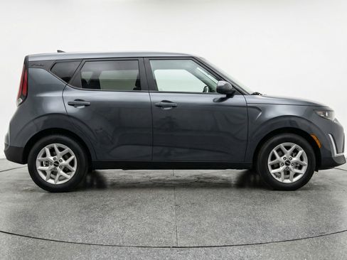 Used 2025 Kia Soul LX w/ LX Technology Package FWD image 11