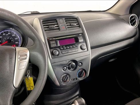 Used 2016 Nissan Versa SV image 9