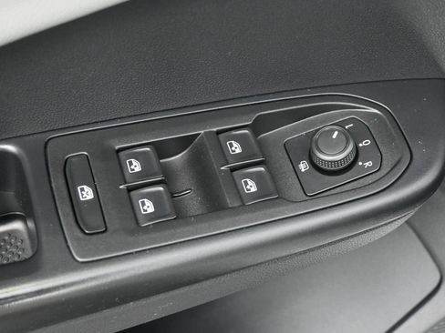 Used 2022 Volkswagen Taos SE FWD image 4