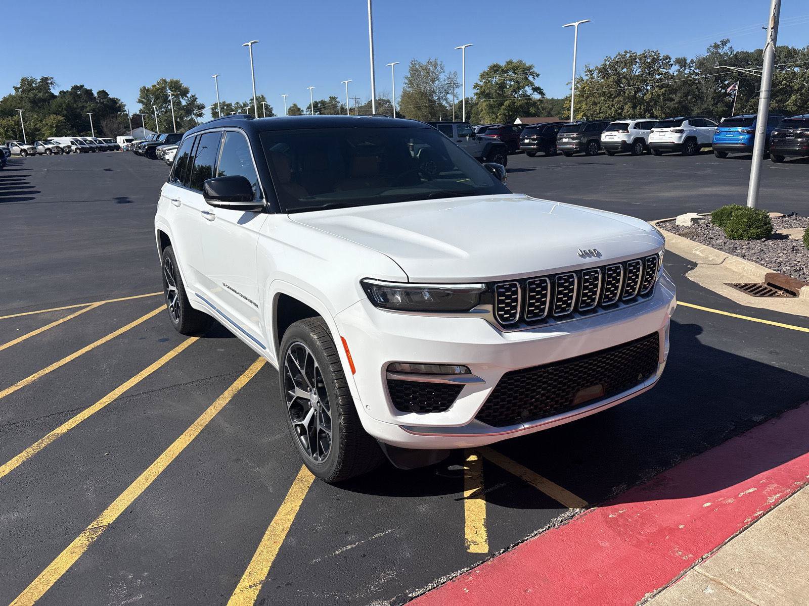 Used 2025 Jeep Grand Cherokee Summit AWD/4WD image 3