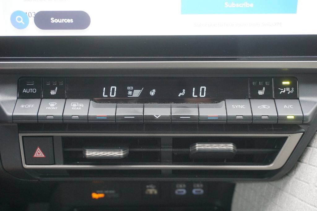 Used 2025 Toyota Camry XLE AWD/4WD image 12