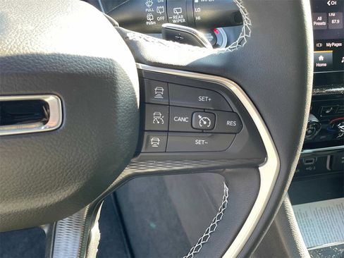 New 2025 Jeep Grand Cherokee L Laredo w/ Luxury Tech Group I image 39