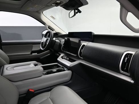 Certified 2025 Ford Expedition Active AWD/4WD image 34