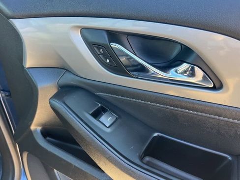 Used 2023 Chevrolet Traverse LT image 51