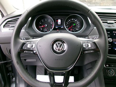 Used 2020 Volkswagen Tiguan SE w/ Panoramic Sunroof Package AWD/4WD image 19