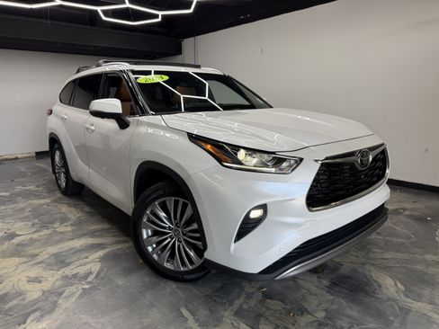 Used 2024 Toyota Highlander Platinum AWD/4WD image 6
