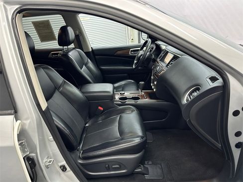 Used 2020 Nissan Pathfinder Platinum image 15