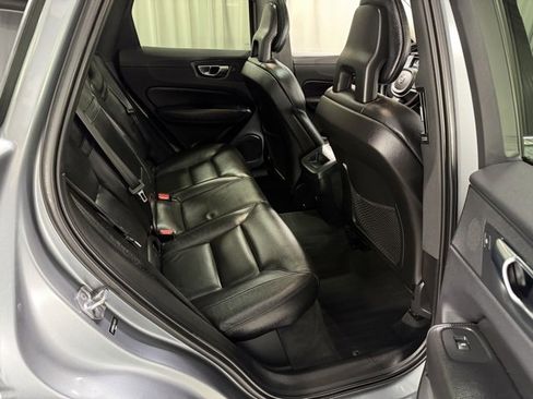 Used 2018 Volvo XC60 T5 Momentum w/ Vision Package image 8