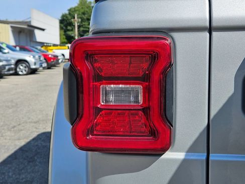 Used 2023 Jeep Wrangler Unlimited Sahara AWD/4WD image 9