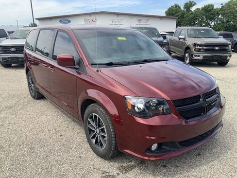 Used 2018 Dodge Grand Caravan SXT w/ Blacktop Package FWD image 2