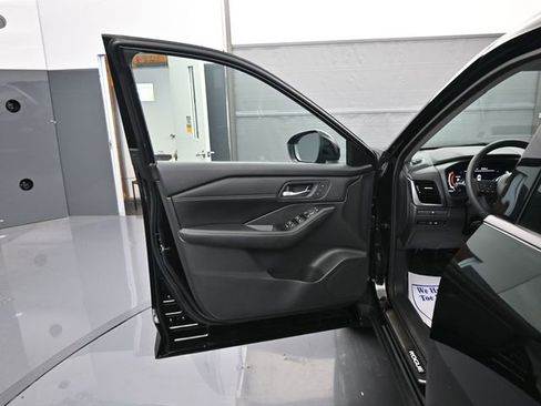 Used 2024 Nissan Rogue SL w/ SL Premium Package image 11