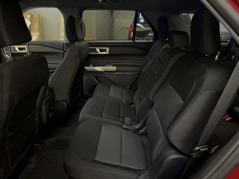Used 2023 Ford Explorer XLT AWD/4WD image 10