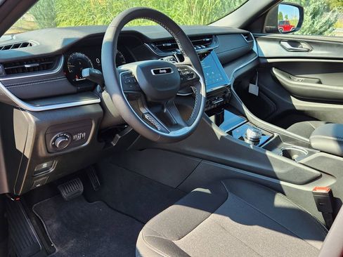 Used 2025 Jeep Grand Cherokee Laredo X w/ Trailer Tow Package image 8