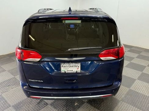 Used 2017 Chrysler Pacifica Touring-L w/ Tire & Wheel Group image 10