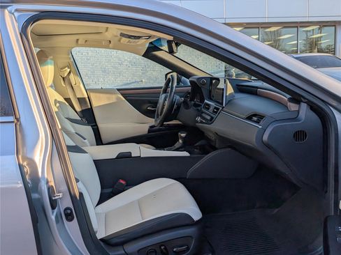 Certified 2025 Lexus ES 300h w/ Premium Package image 11