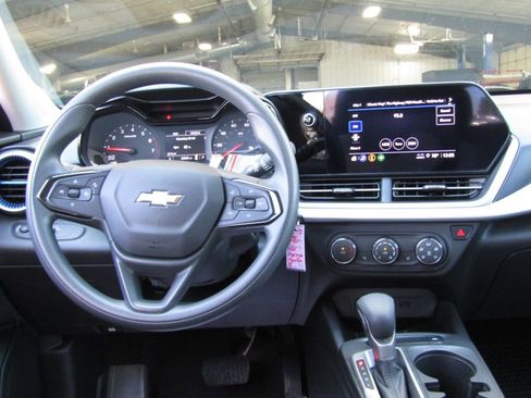 Used 2024 Chevrolet Trax LS w/ LS Convenience Package FWD image 5