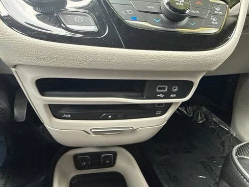Used 2019 Chrysler Pacifica Limited FWD image 38