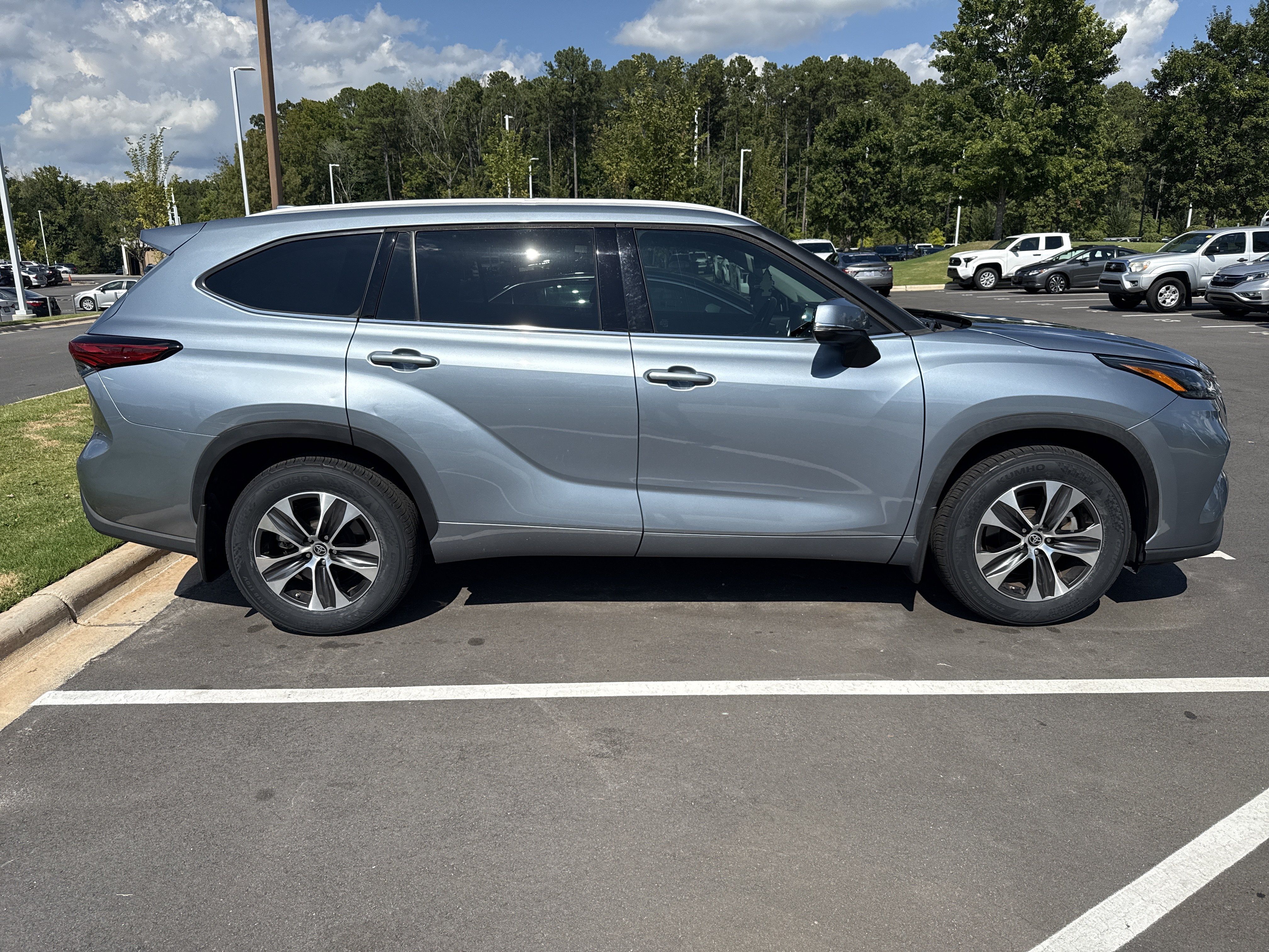 Used 2022 Toyota Highlander XLE FWD image 9