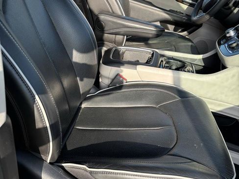 Used 2023 Chrysler Pacifica Limited FWD image 10