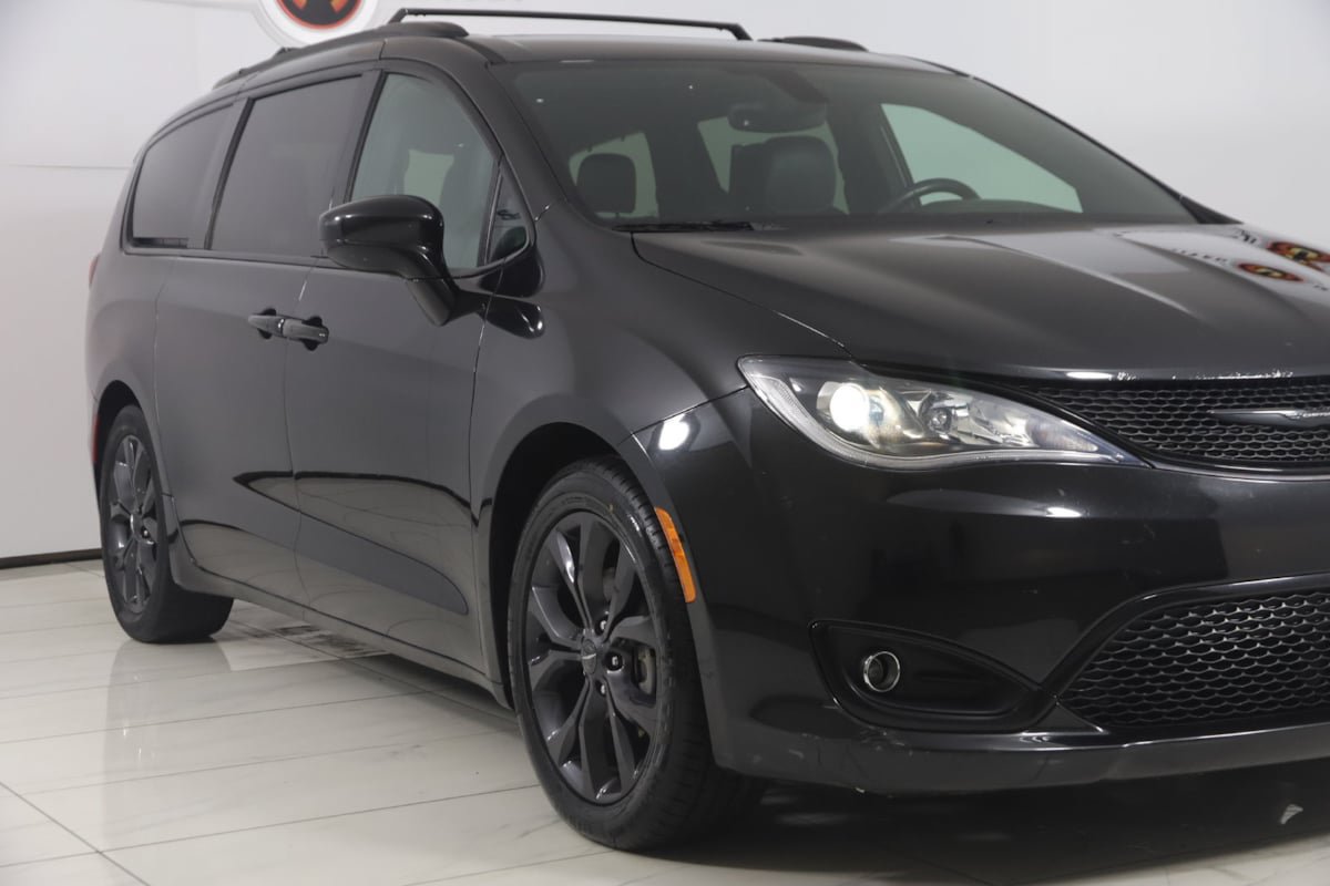 Used 2019 Chrysler Pacifica Touring-L Plus w/ S Appearance Package FWD image 32