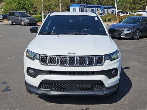 Used 2024 Jeep Compass Latitude AWD/4WD image 2
