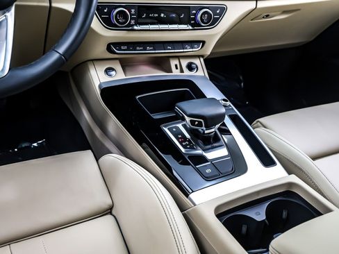 Used 2025 Audi Q5 2.0T Premium w/ Convenience Plus Package image 7