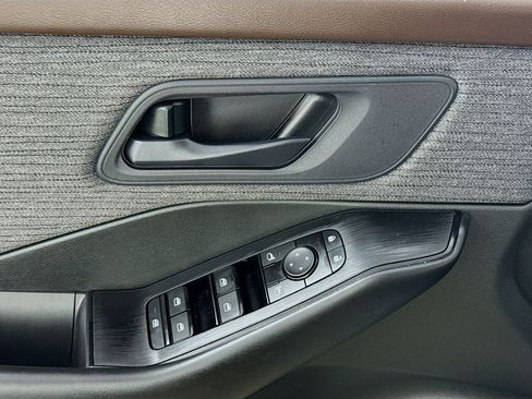 Used 2023 Nissan Rogue S AWD/4WD image 19