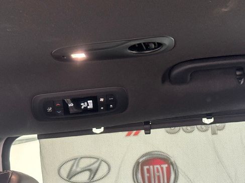Used 2025 Chrysler Pacifica Select FWD image 30