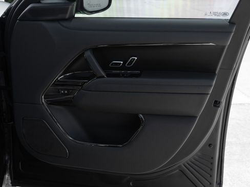 Used 2025 Land Rover Range Rover SV image 32