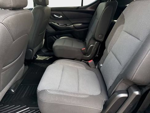 Used 2022 Chevrolet Traverse LT FWD image 12