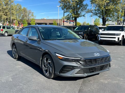Certified 2026 Hyundai Elantra Limited FWD image 4